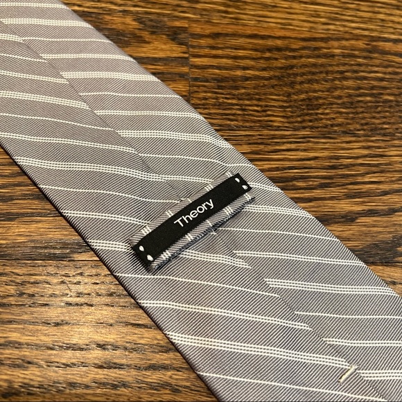 THEORY Grey White Striped Pattern Men’s Tie 100% Silk - Picture 2 of 6